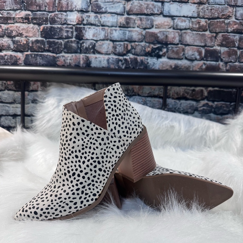 Stylish Black and White Pebble Ankle Boots
